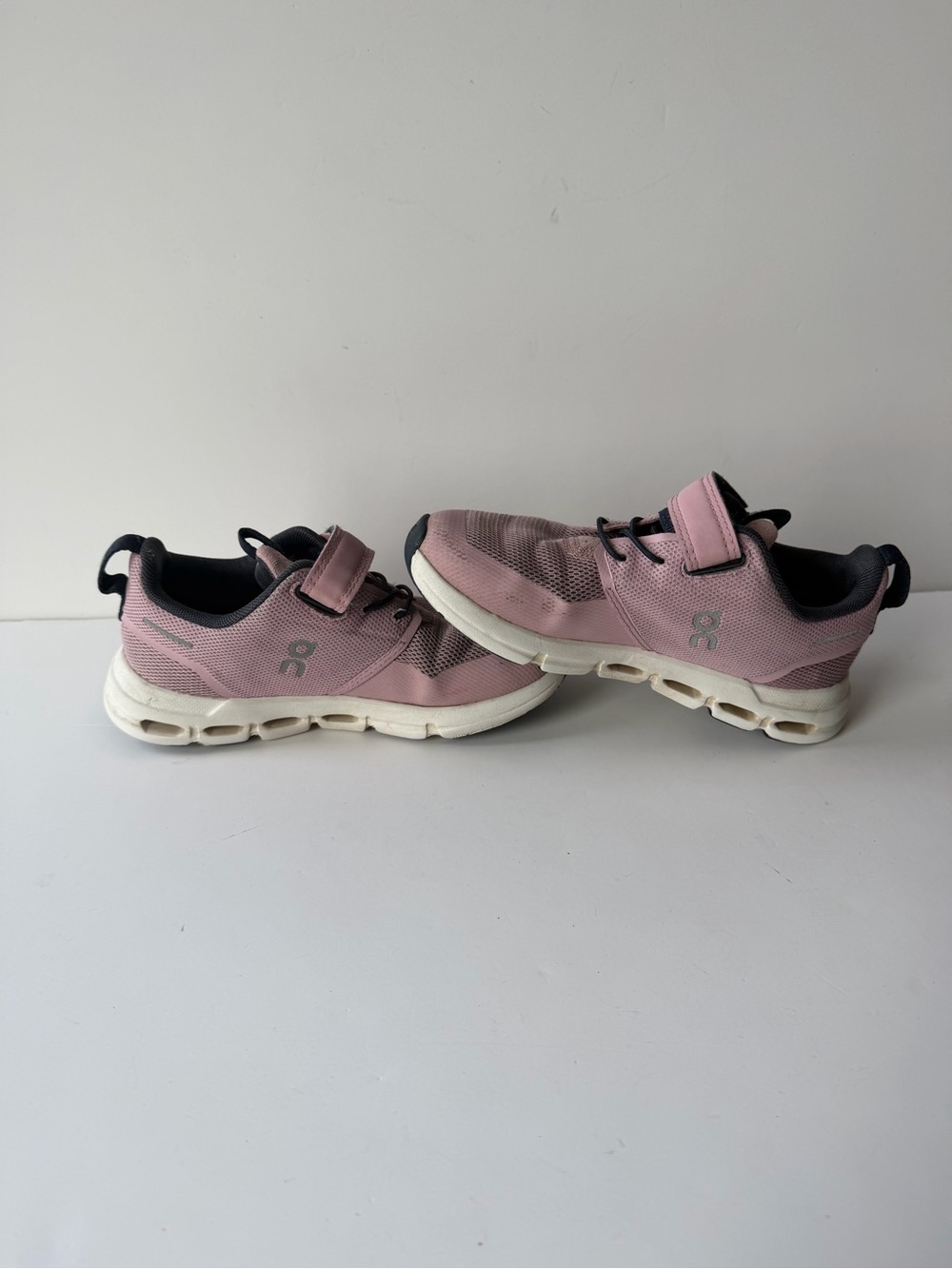 On Cloud Play Youth Slip On Pink White Running Sneaker Shoes US Kids Size K13